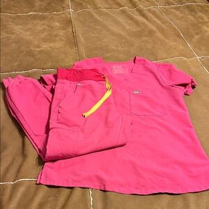 Figs women’s bright pink scrub set size small